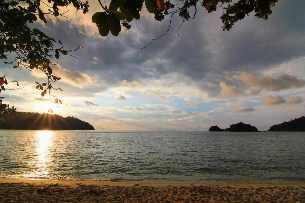 Hotel Pangkor Mutiara Kampong Pasir Bogak Extérieur photo